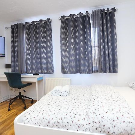Fabulous Room With En-Suite Bathroom And Shared Kitchen Thamesmead  Exterior foto