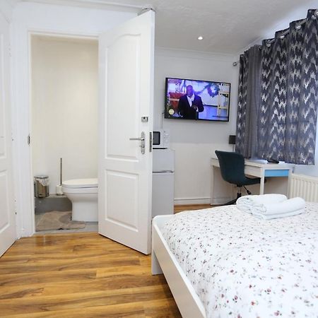 Fabulous Room With En-Suite Bathroom And Shared Kitchen Thamesmead  Exterior foto