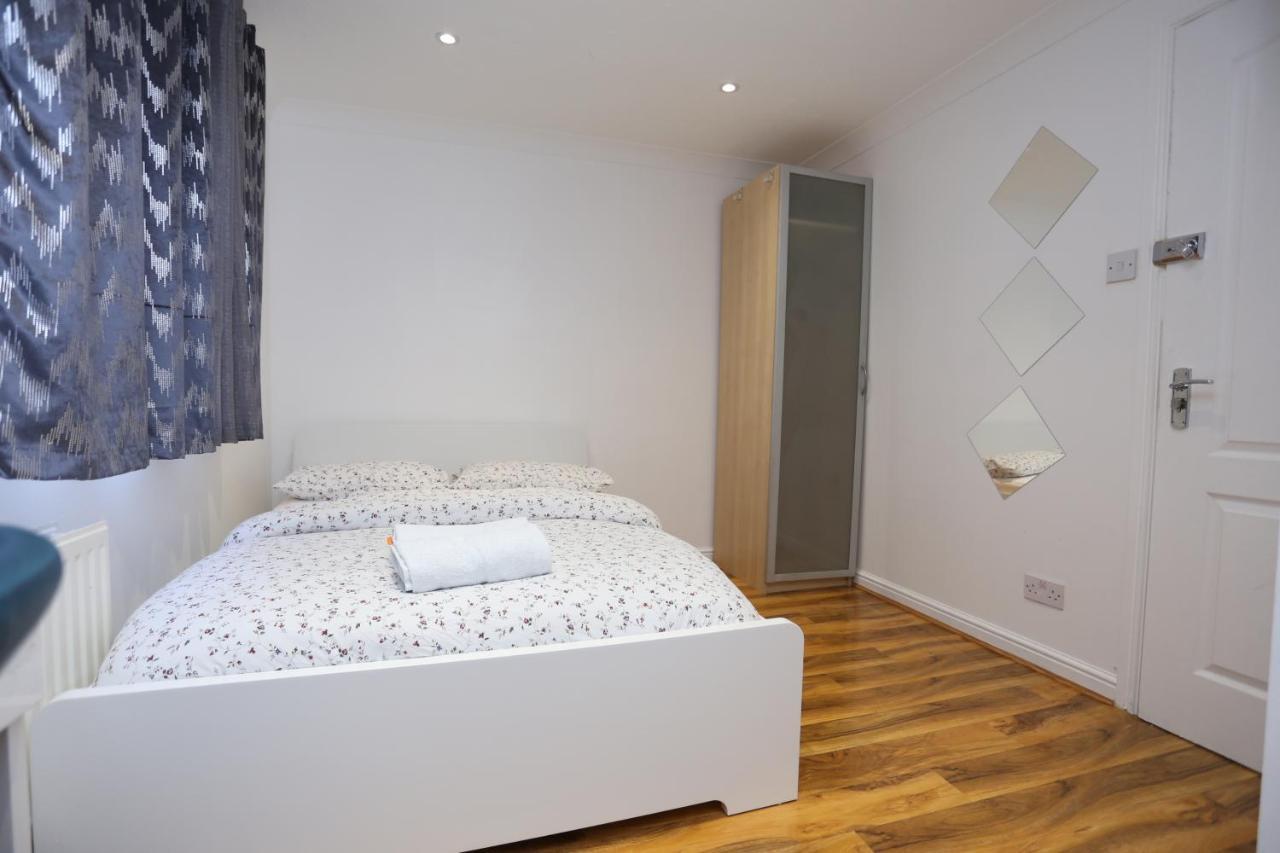 Fabulous Room With En-Suite Bathroom And Shared Kitchen Thamesmead  Exterior foto